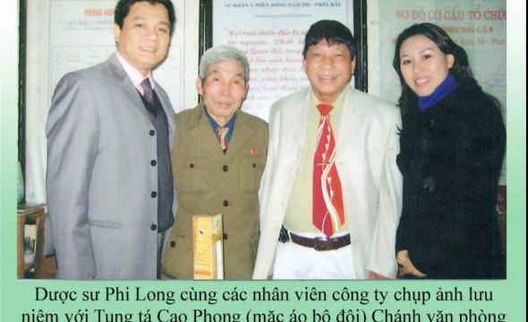 Dược Sư Phi Long chụp ảnh lưu niệm cùng Trung Tá Cao Phong và nhân viên công ty