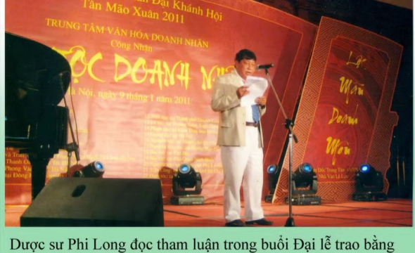 Dược Sư Phi Long đọc tham luận trong buổi Đại lễ trao bằng Gia tộc doanh nhân năm 2011 tại Hà Nội